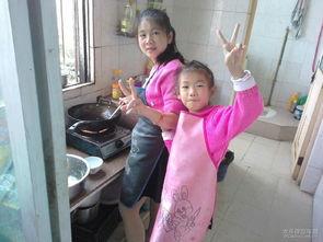 在家陪孩子吃瓜,与孩子共享瓜果乐趣